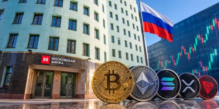 Monedas de bitcoin y criptomonedas frente al edificio de la Bolsa de Moscú.
