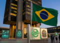 Fachada del Banco Central de Brasil con la bandera nacional y pantallas digitales.
