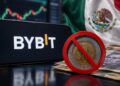 Teléfono mostrando el logo de Bybit con una moneda mexicana prohibida.