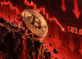 Gráfico rojo que muestra una moneda de bitcoin cayendo de precio.