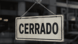 Cartel genérico de una tienda cerrada.