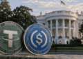 Monedas de USDT y USDC delante de la Casa Blanca.