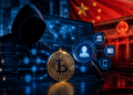 Bitcoin rodeado de rastros digitales, una lupa de identidad y la bandera de China.