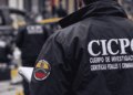 Funcionario del CICPC de espaldas. Imagen generada con IA a modo ilustrativo.