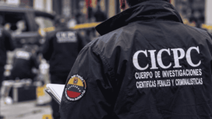 Funcionario del CICPC de espaldas. Imagen generada con IA a modo ilustrativo.