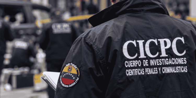 Funcionario del CICPC de espaldas. Imagen generada con IA a modo ilustrativo.