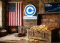 Un cofre con bitcoin, la bandera de EEUU y el logo de Coinbase en el fondo.