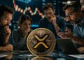 Una moneda física de XRP es observada por un grupo de personas.