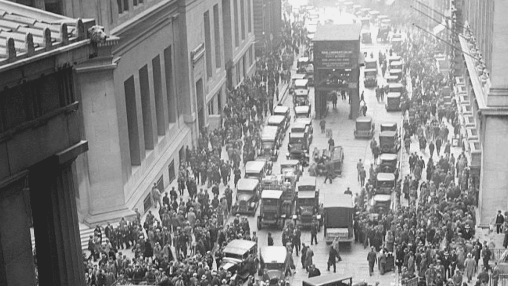 Multitud reunida en Wall Street después del desplome de los mercados en 1929.