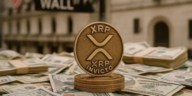 Moneda física de XRP dorada sobre billetes de dólares y el letrero de Wall Street.