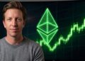 Ted Pillows junto a una pantalla con un gráfico financiero verde en ascenso y el símbolo neón de Ethereum.