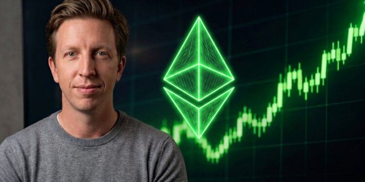 Ted Pillows junto a una pantalla con un gráfico financiero verde en ascenso y el símbolo neón de Ethereum.