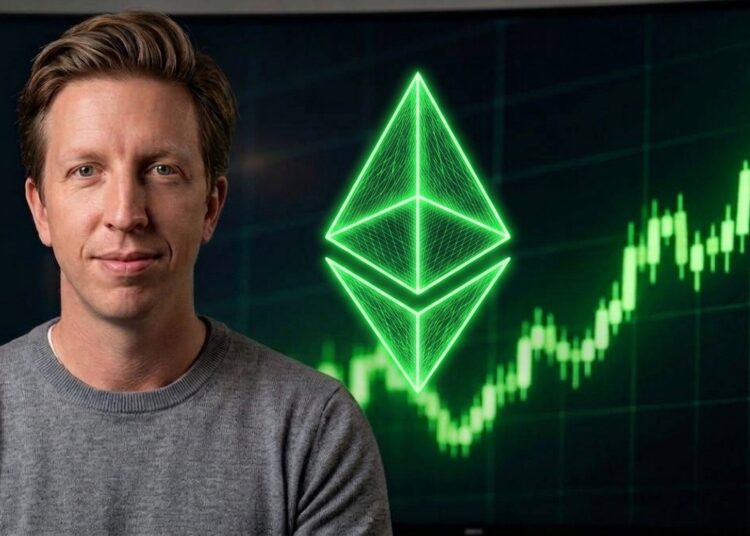 Ted Pillows junto a una pantalla con un gráfico financiero verde en ascenso y el símbolo neón de Ethereum.