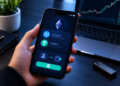 Wallet de criptomonedas en celular junto a Ethereum.