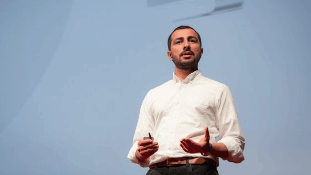 Muneeb Ali hablando en una conferencia.
