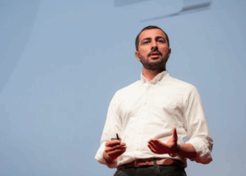 Muneeb Ali hablando en una conferencia.