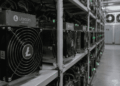 Interior de una granja de minería de Litecoin.