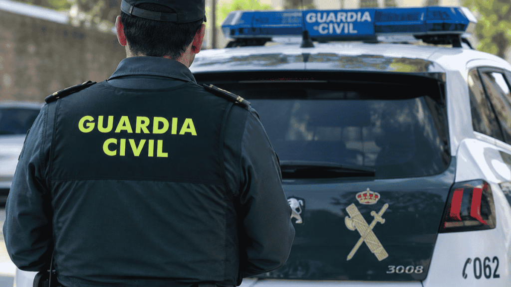 Imagen ilustrativa de un agente de la guardia civil española de espaldas.