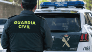 Imagen ilustrativa de un agente de la guardia civil española de espaldas.