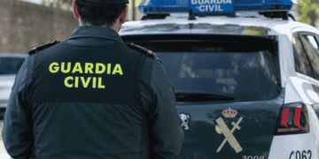 Imagen ilustrativa de un agente de la guardia civil española de espaldas.