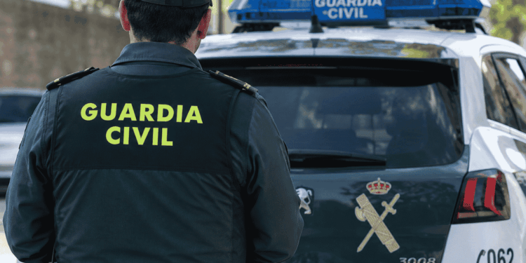 Imagen ilustrativa de un agente de la guardia civil española de espaldas.