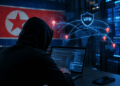 hacker con computadora portatil y una bandera de Corea del Norte de fondo