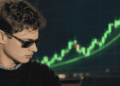 Fotografía de Ignacio Moreno de Vicente en primer plano y gráfico genérico de bitcoin subiendo de precio en el fondo.