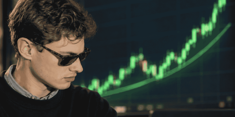 Fotografía de Ignacio Moreno de Vicente en primer plano y gráfico genérico de bitcoin subiendo de precio en el fondo.