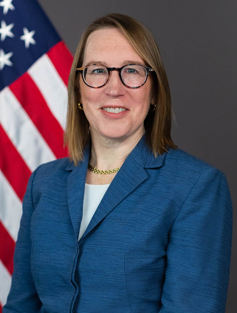 Imagen de la comisionada Hester Pierce