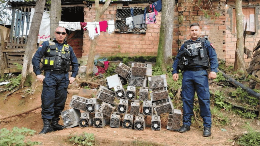 Policías posan junto a equipos incautados.