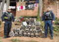 Policías posan junto a equipos incautados.