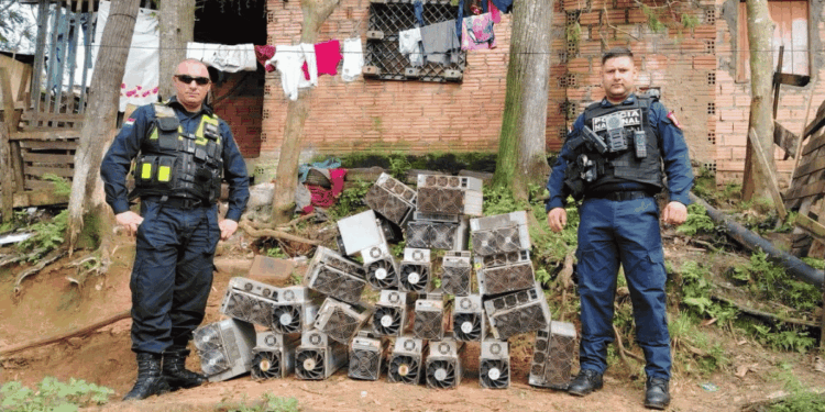 Policías posan junto a equipos incautados.