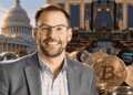 Jason Comensatto en primer plano. En el fondo: Senado de EE. UU. y muchas criptomonedas.