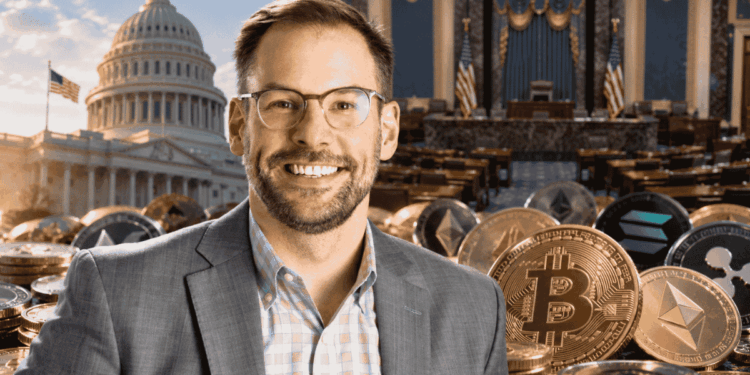 Jason Comensatto en primer plano. En el fondo: Senado de EE. UU. y muchas criptomonedas.