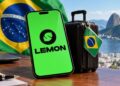 Teléfono móvil con la app de Lemon Cash y bandera de Brasil en Río de Janeiro.