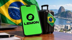 Teléfono móvil con la app de Lemon Cash y bandera de Brasil en Río de Janeiro.