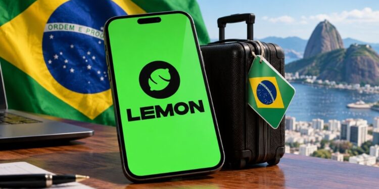 Teléfono móvil con la app de Lemon Cash y bandera de Brasil en Río de Janeiro.