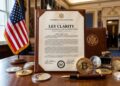 Documento de ley que dice "Ley Clarity", con criptomonedas alrededor y la bandera de EE. UU,