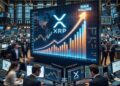 Gráfico financiero en una pantalla de trading que muestra un pico de volumen alto con el logo de XRP en una sala de operaciones.