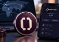 Moneda física de criptomoneda con el logotipo de Open USD junto a un smartphone que muestra la aplicación de billetera digital Open USD.