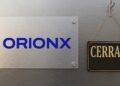 Logo de Orionx, con un listón de "cerrado".