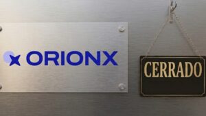 Logo de Orionx, con un listón de "cerrado".
