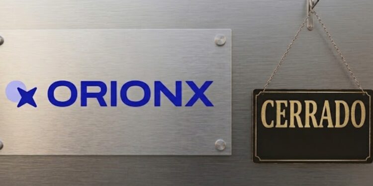 Logo de Orionx, con un listón de "cerrado".