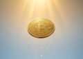 Moneda dorada de Bitcoin flotando en el centro, iluminada por suaves rayos de luz dorada