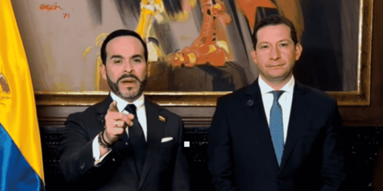 A la izquierda, el presidente de Colombia Abelardo de la Espriella. A la derecha, el presidente de la DIAN, Andrés Felipe Velásquez Reyes.
