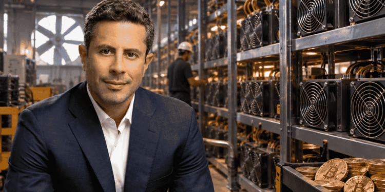 Primer plano: Saifidean Ammous. Fondo: composición por IA de una granja de minería de Bitcoin.