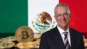 Bitcoin con la bandera de México en el fondo y una fotografía de Ricardo Salinas Pliego.