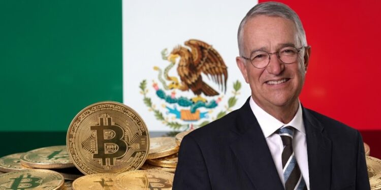 Bitcoin con la bandera de México en el fondo y una fotografía de Ricardo Salinas Pliego.