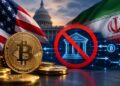 Un Bitcoin físico en primer plano y un símbolo de banco tachado en rojo, con el Capitolio de EE.UU. y la bandera de Irán de fondo.