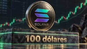 Una moneda física de solana sobre un bloque de pieda que dice 100 dólares.
